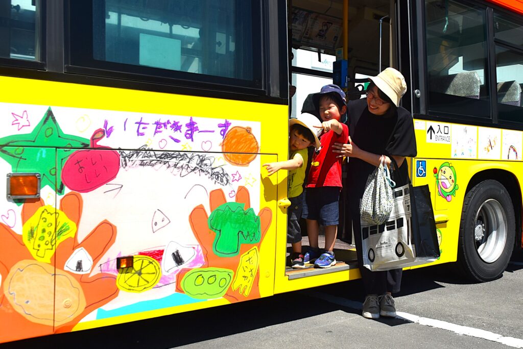 子どもらが描いた絵が市内を走る！