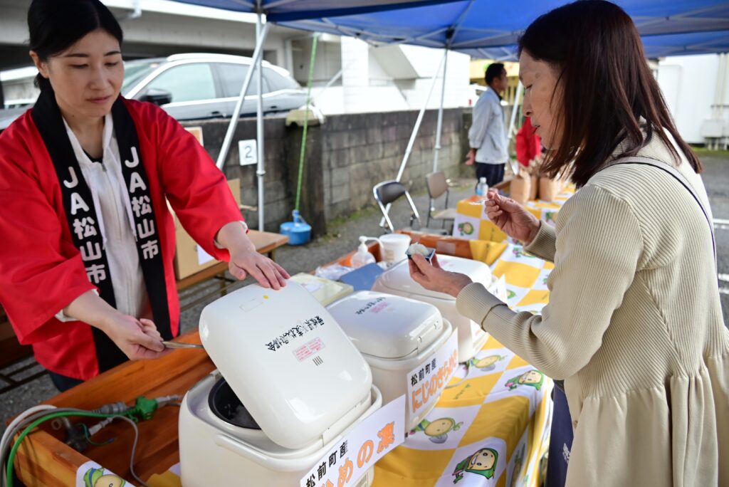 地元の新米、味確かめじっくり選択